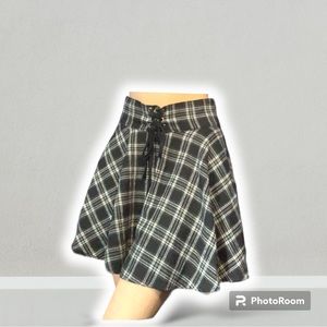 NWT PLAID Black and white flowy pleated MEDIUM mini skirt
